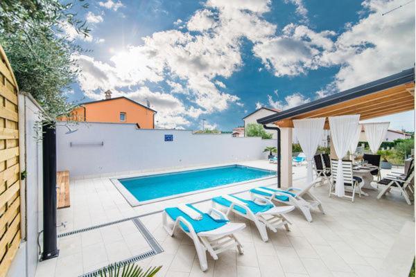 Villa Silver Novigrad With Private Pool Exterior photo